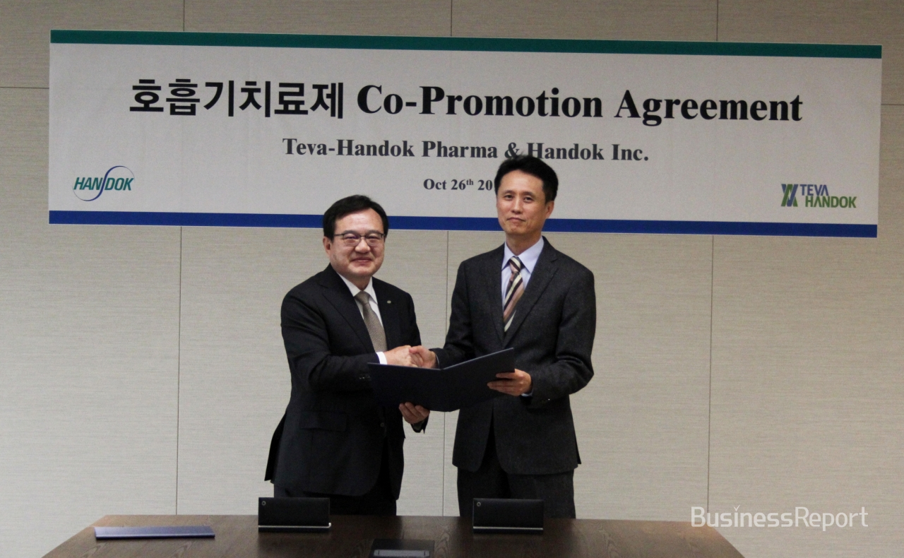 한독 김영진 회장(왼쪽)과 한독테바 박선동 대표가 26일 한독 본사에서 호흡기 치료제 국내 공동 판매 협약을 체결하고 있다.