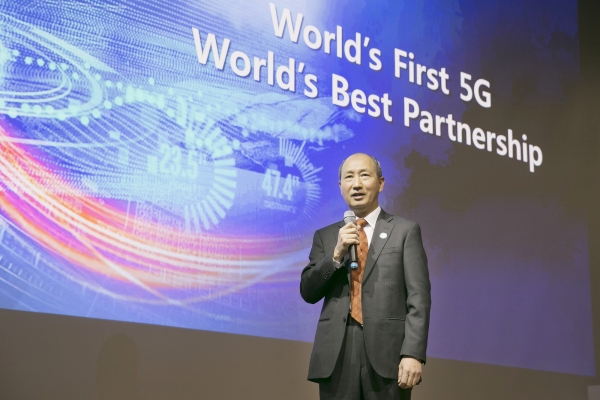 KT 네트워크부문 오성목 사장이 인텔과의 5G 협력에 대해 발표하고 있다.(사진제공=KT)