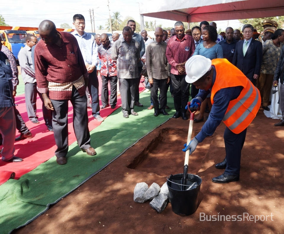 뉴지(Nyusi) 모잠비크 대통령이 남풀라-나메틸 도로 개보수 사업 착공 기념해 초석을 놓는 행사를 하고 있다.(사진제공=포스코건설)