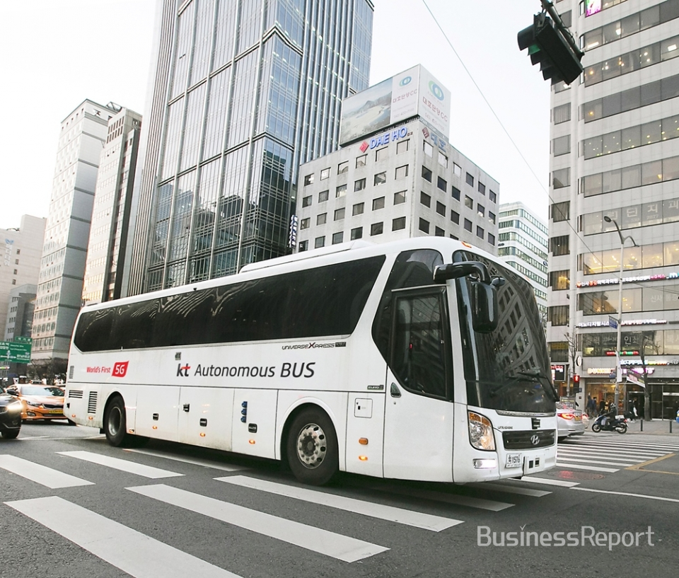 KT 대형 자율주행버스가 5일 서울 도심지역을 자율주행으로 시범 운행하고 있다.(사진제공=KT)