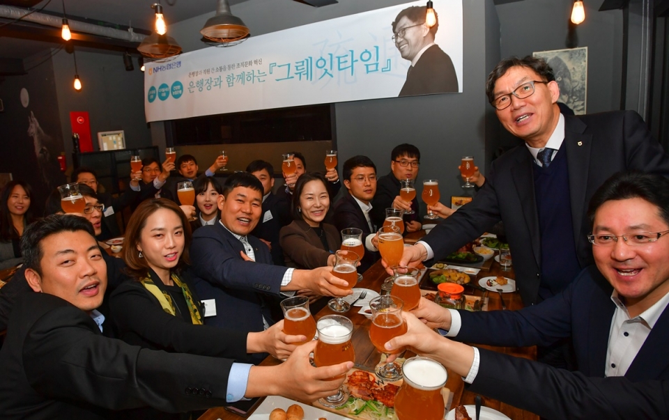 25일 서울 광화문 인근 식당에서 이대훈 은행장(오른쪽 앞에서 두 번째)이 직원들과 식사를 하고 있다.(사진제공=NH농협은행)