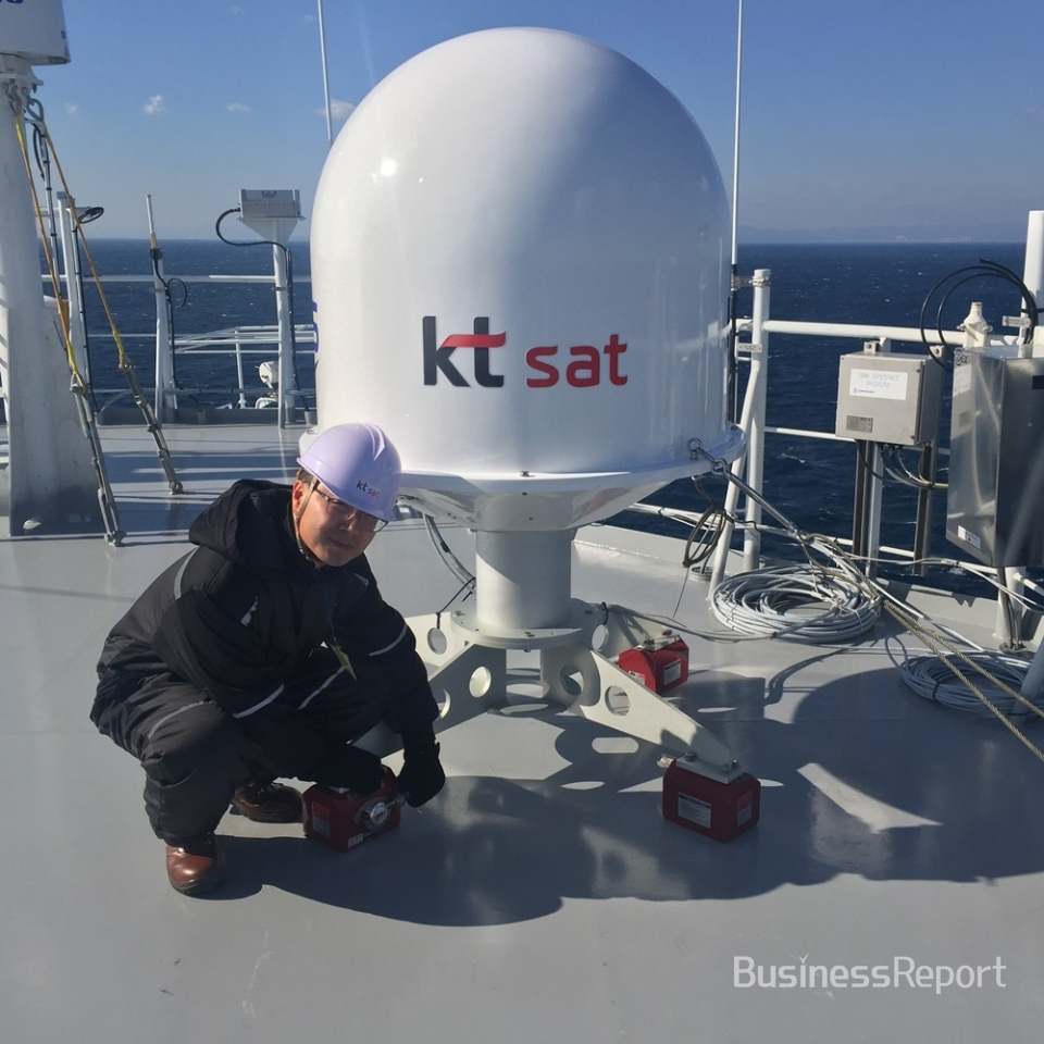 KT SAT 직원이 Portable-MVSAT 장비를 설치하고 있는 모습.(사진제공=KT)