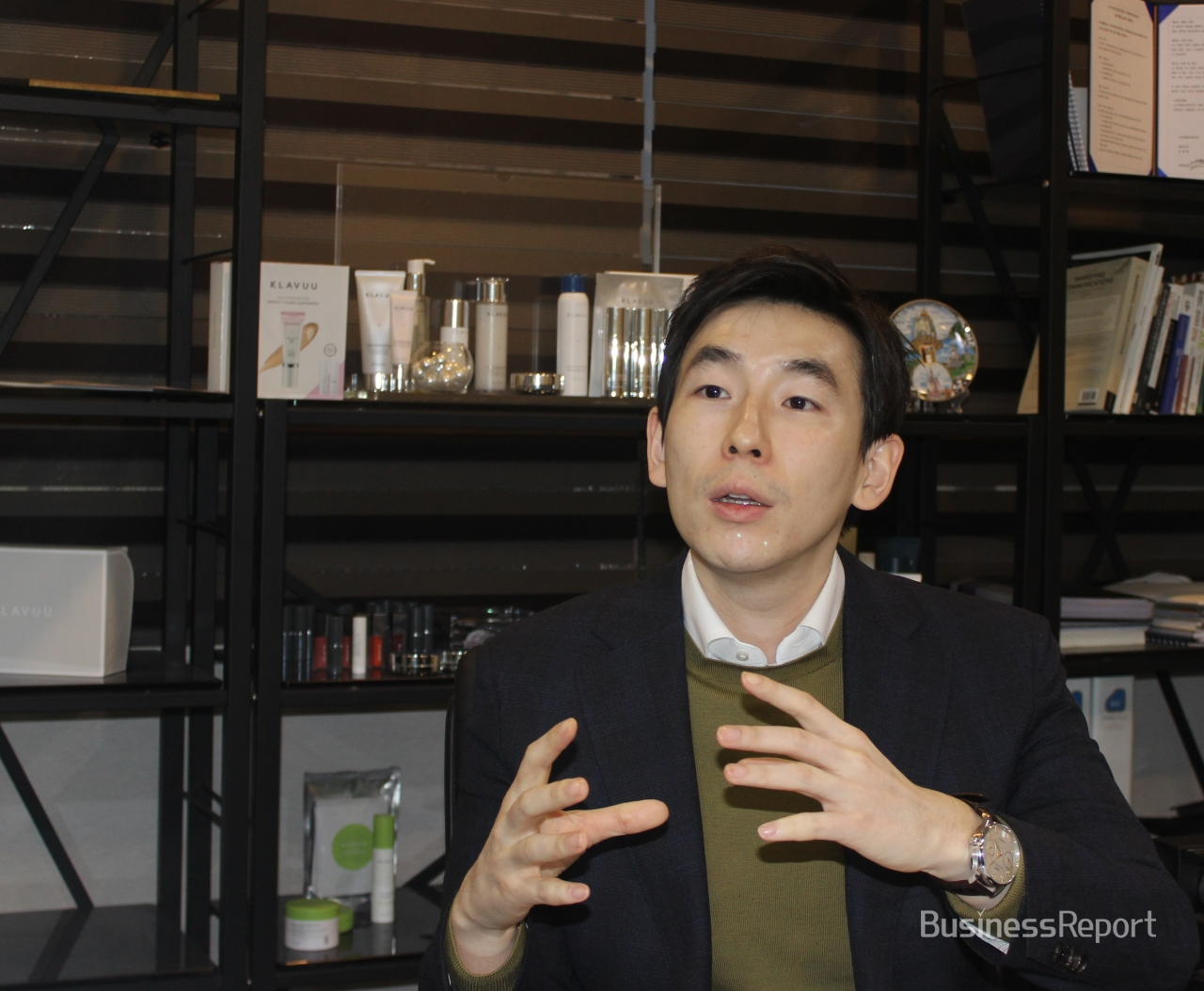 김현배 베케이코리아 대표가 지난 31일 서울 명동 본사에서 [비즈니스리포트]와 인터뷰를 갖고 진주 콘셉트 화장품 브랜드 '클라뷰'에 대해 설명하고 있다.
