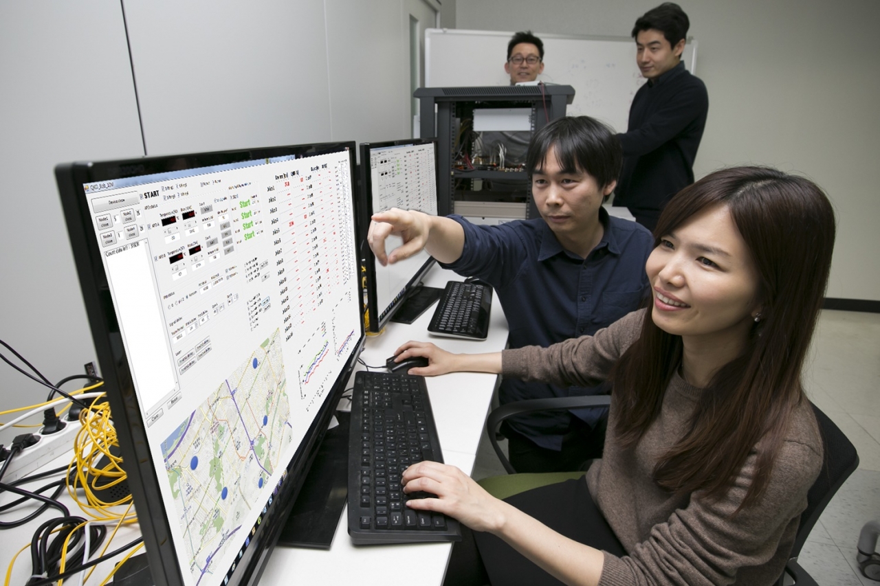 KT 직원들이 서울 서초구 우면동 연구소에서 일대다 양자암호통신 시범망을 활용한 기술 테스트를 하고 있다.(사진제공=KT)