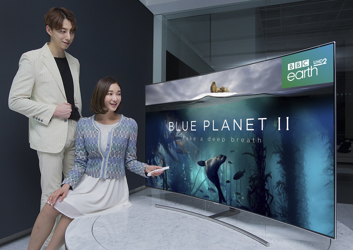 삼성전자 모델이 이 달부터 새롭게 추가된 ‘BBC Earth UHD 2’ 채널을 통해 '블루 플래닛2(Blue Planet2)' UHD 화질 다큐멘터리 영상을 시청하고 있다.