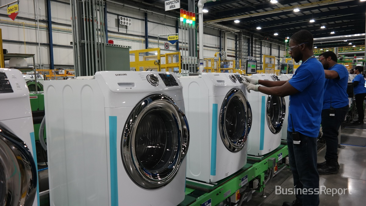미국 사우스 캐롤라이나주 뉴베리카운티에 위치한 삼성전자 생활가전 공장에서 직원들이 세탁기를 생산하고 있다.(사진제공=삼성전자)