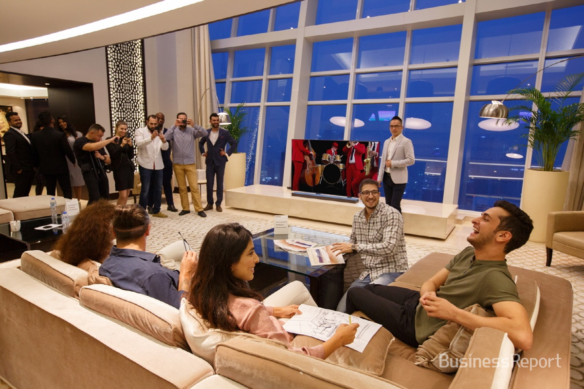 120여명의 현지 주요 거래선과 미디어가 참석한 가운데, 중동 현지인들이 보통 손님을 맞이하는 마즐리스 공간에서 참석자들이 삼성 QLED TV 콘텐츠를 즐기고 있다.(사진제공=삼성전자)