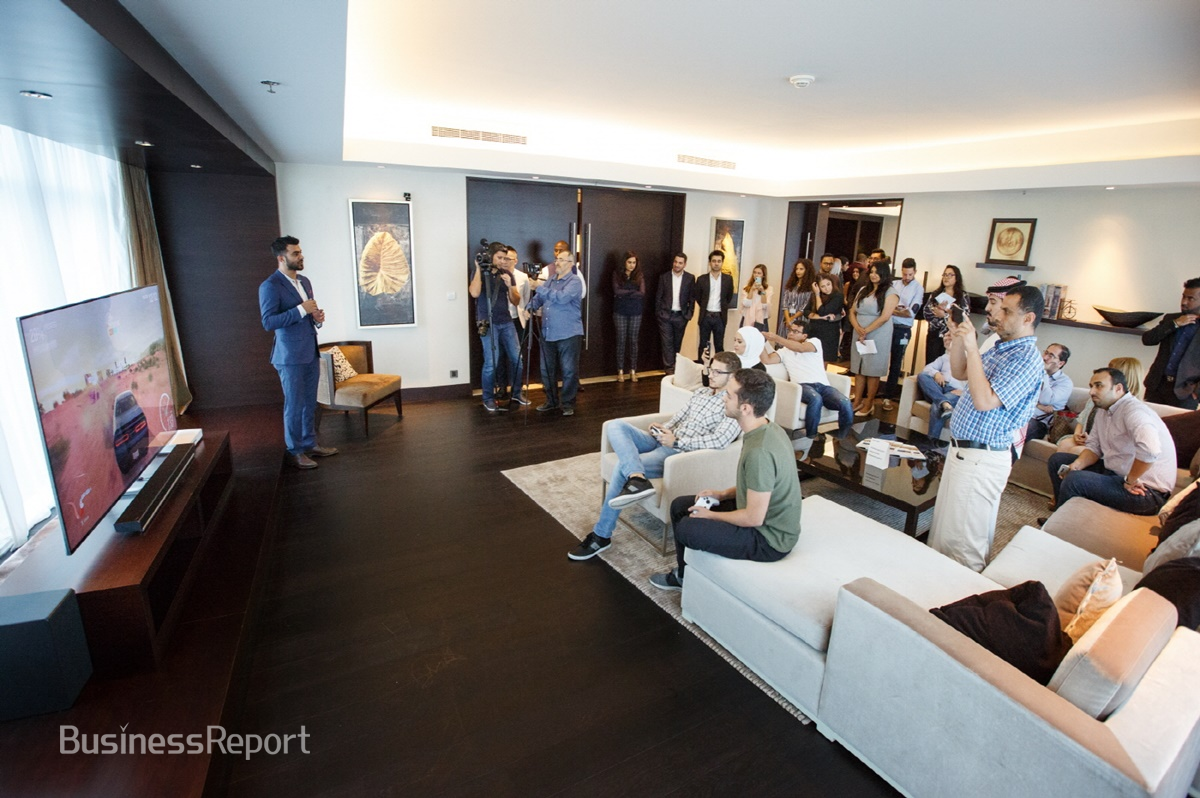 120여명의 현지 주요 거래선과 미디어가 참석한 가운데, 거실에서 참석자들이 삼성 QLED TV의 우수한 화질 기술력과 디자인에 대해 설명을 듣고 있다.(사진제공=삼성전자)