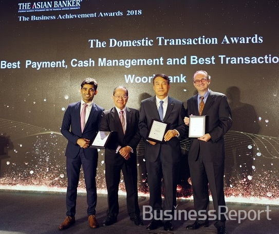 우리銀, 아시안뱅커 선정 The Asian Banker Transaction Awards 3개 부문 최우수銀 수상한후 기념촬영을 하고 있다. [사진=우리은행 제공]
