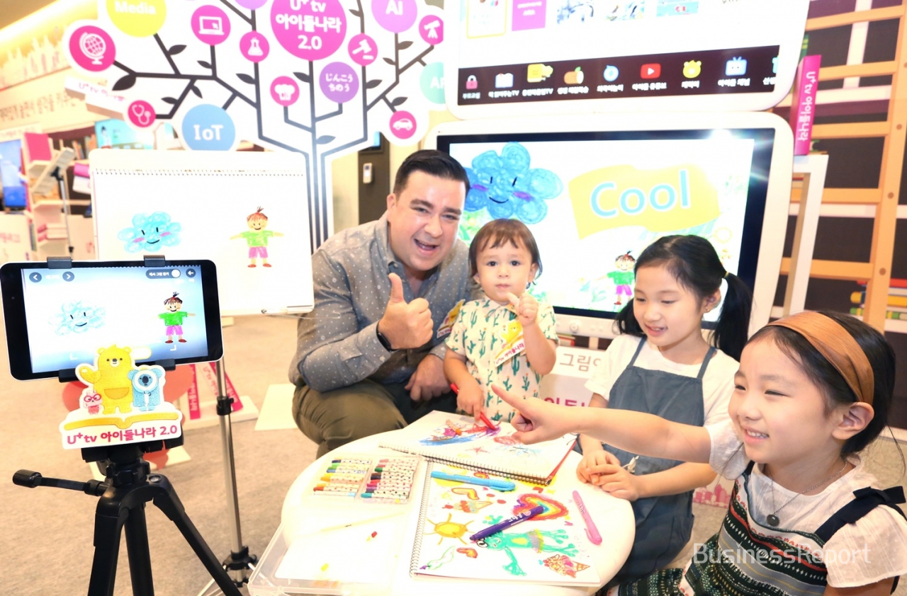 ‘U+tv 아이들나라 2.0’의 광고모델인 샘 해밍턴과 아들 윌리엄이 아이들과 AR놀이플랫폼, 생생체험학습을 체험하고 있는 모습.