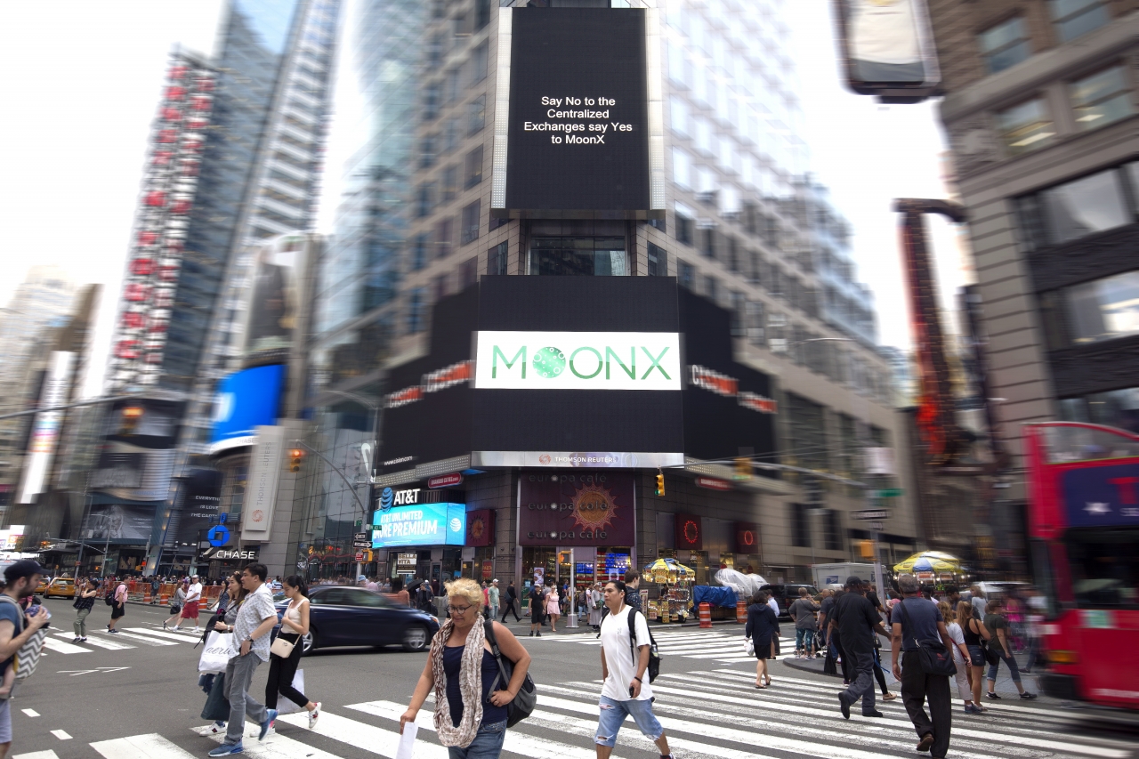 분산형 보유방식의 암호화폐 거래소 MoonX의 타임스퀘어 광고