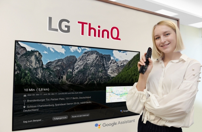 LG전자 모델이 'LG 올레드 TV AI 씽큐'에 탑재된 구글 어시스턴트를 이용해 독일 지도 정보를 검색하고 있다.(사진제공=LG전자)