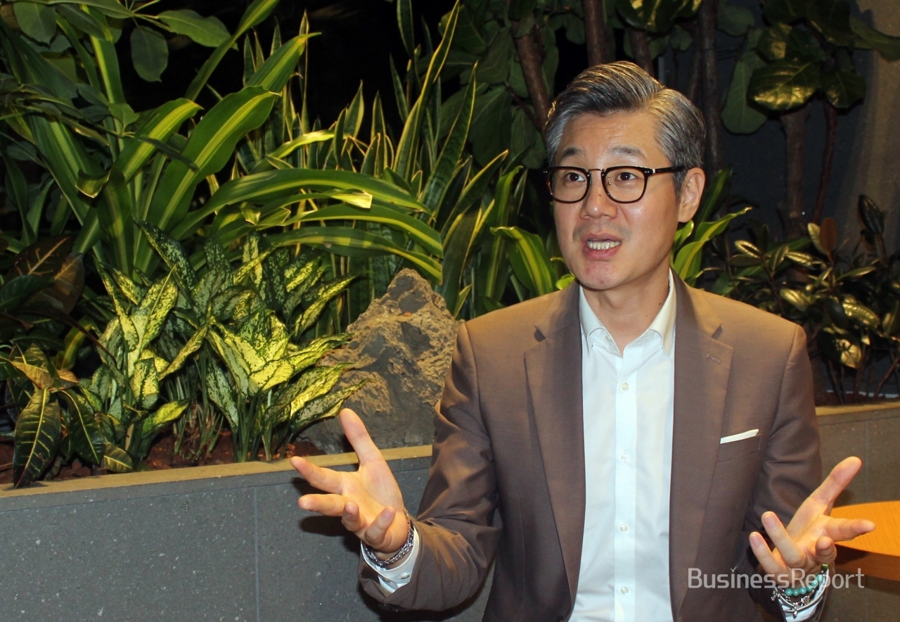 Kim Yang-hoon, CEO of Inflat Bio, is explaining future plans in the interview with [Business Report].