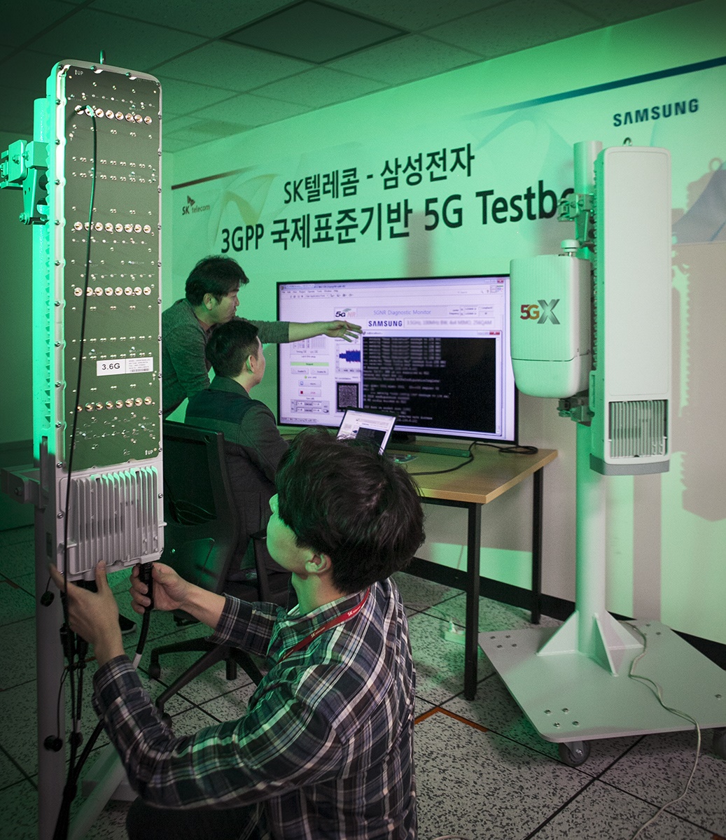 SK텔레콤과 삼성전자 연구원들이 15일 SK텔레콤 분당사옥 5G 테스트베드에서 3.5GHz 대역 5G상용 장비로 퍼스트콜(First call)에 성공했다.