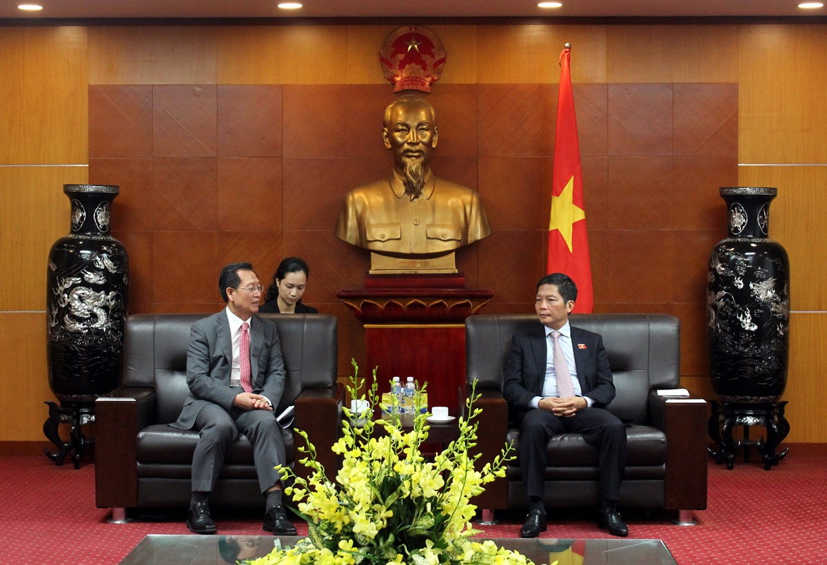 김종갑 한전 사장(좌)과 쩐 뚜엉 아잉 베트남 산업통상부 장관(우)이 에너지사업 협력강화를 위한 면담을 가지고 있는 모습.