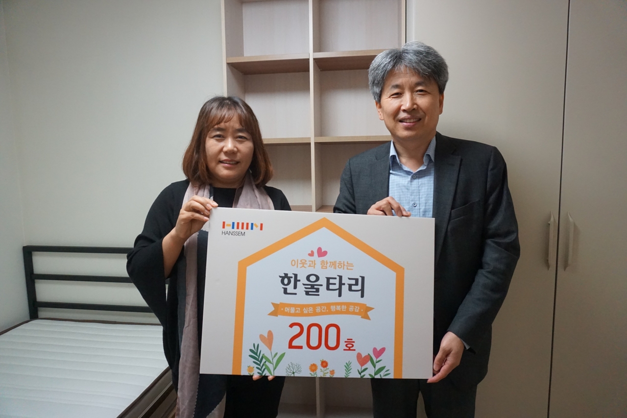 (왼쪽부터)천숙향 시흥시 복지재단 사무국장, 한샘 오상우 이사.