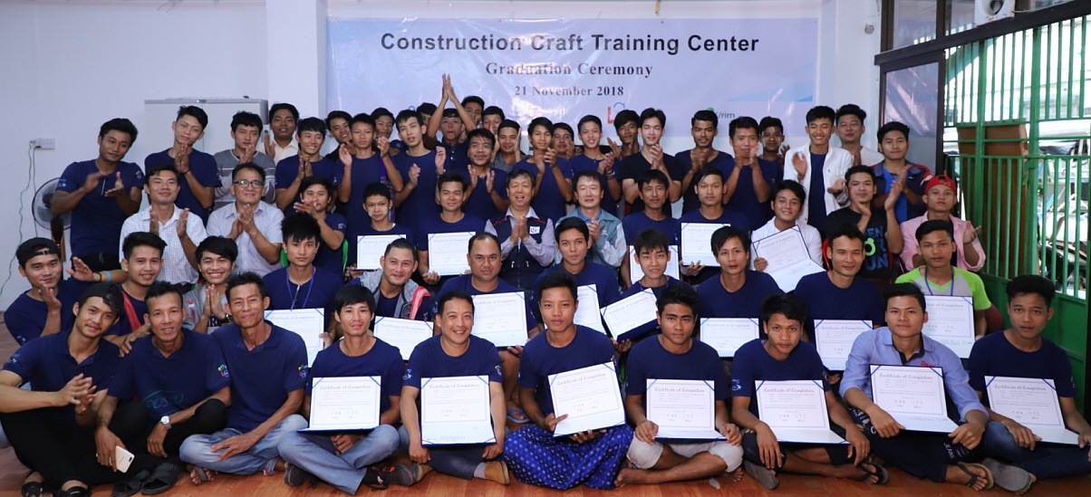 포스코건설이 지난 21일 미얀마 양곤에 위치한 건설기능직업훈련소에서 건설기능교육 수료식을 가졌다.