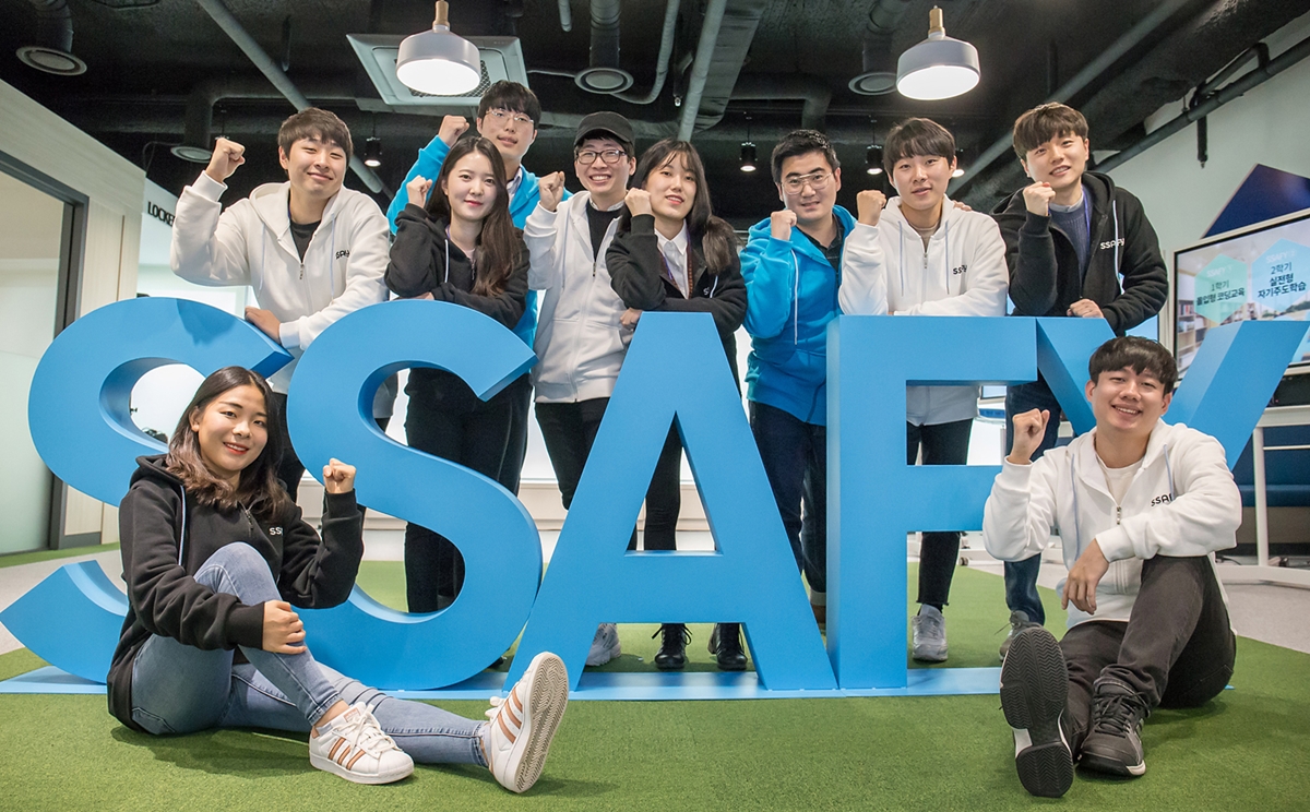 10일 '삼성 청년 소프트웨어 아카데미' 서울 캠퍼스에 입과하는 교육생들이 기념 사진을 촬영하고 있다.