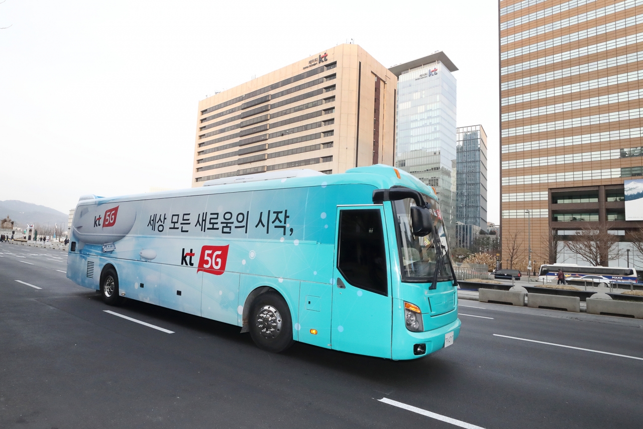 KT가 8일 선보인 세계 최초의 5G 체험 버스 외관 모습. KT는 고객들을 대상으로 ‘5G 버스’ 체험 이벤트를 오는 16일부터 다음달 2일까지 운행한다.