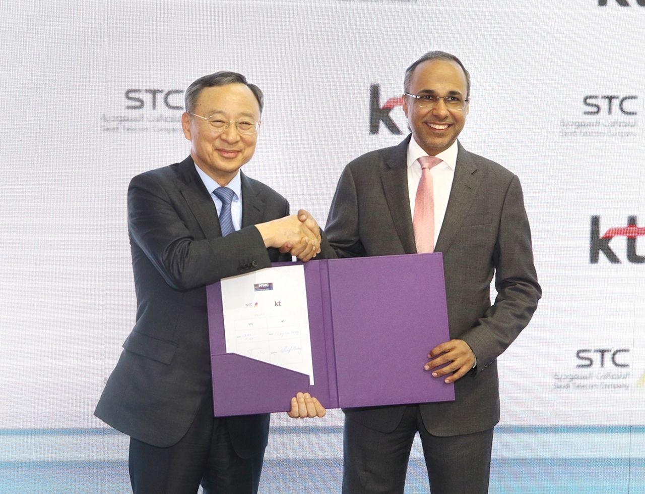 KT 황창규 회장(왼쪽)과 STC Group 나세르 알 나세르(Nasser Al Nasser)  CEO가 MOU를 체결하는 모습.