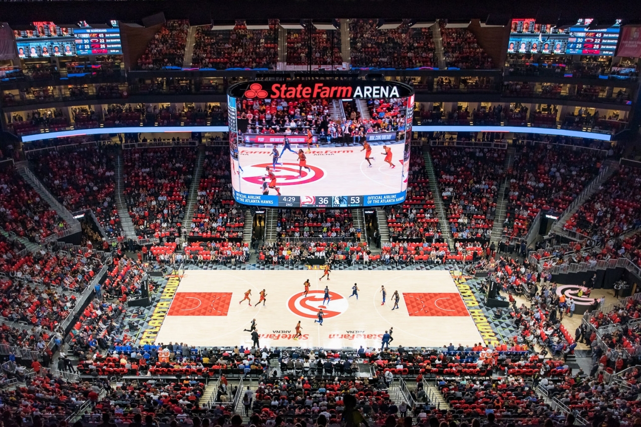 삼성전자가 작년에 미국 프로 농구(NBA)팀 '애틀랜타 호크스(Atlanta Hawks)'의 홈경기장인 '스테이트 팜 아레나(State Farm Arena)'에 스마트 LED 사이니지를 활용해 초대형 스크린을 설치했다.
