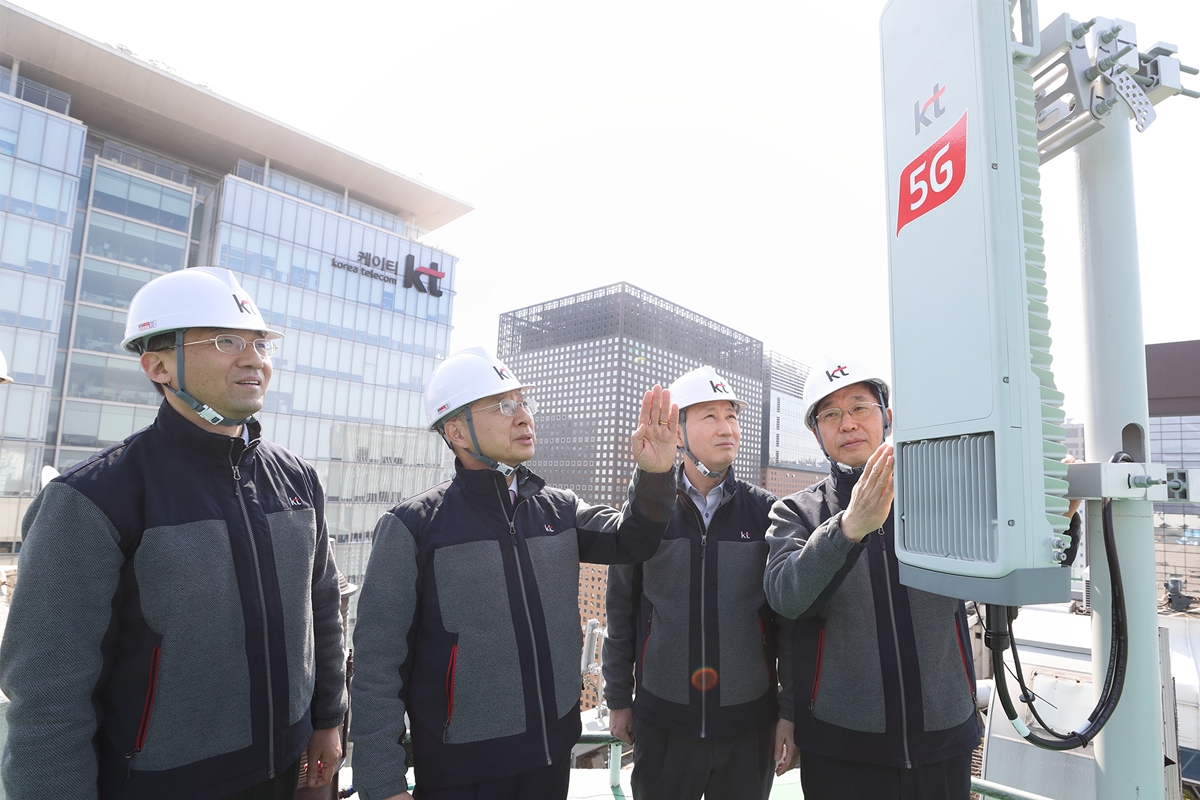 KT 황창규 회장이 서울 광화문 일대 5G 기지국이 구축된 곳을 방문해 네트워크 구축 현장을 살펴보고 있다.