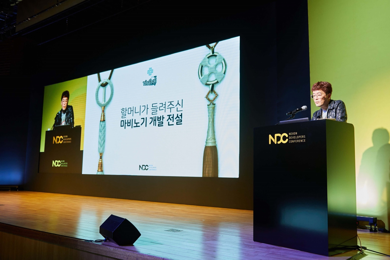 2019년 NDC 기조강연 중인 넥슨 데브캣 스튜디오 김동건 총괄 프로듀서.