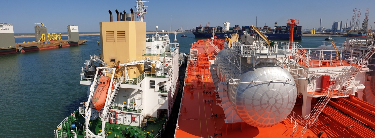 삼성중공업이 첫 건조한 LNG 연료추진 유조선(사진 오른쪽)이 네덜란드 로테르담항에서 LNG 벙커링 선박(사진 왼쪽)으로부터 LNG를 공급 받고 있는 모습.