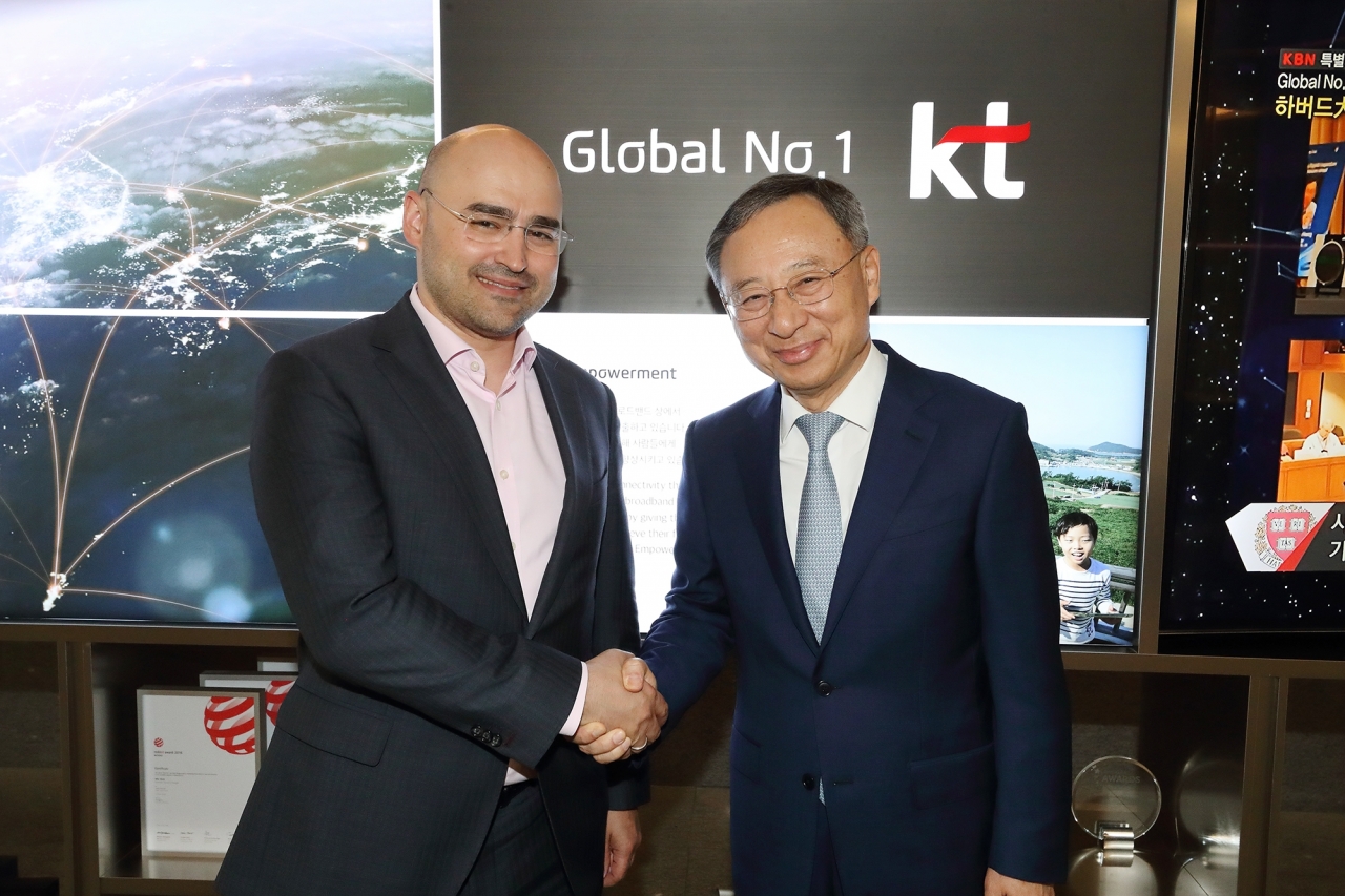 17일 KT CEO(오른쪽)와 러시아 모바일텔레시스템즈(MTS)그룹 CEO (왼쪽)가 기념 촬영을 하고 있다.
