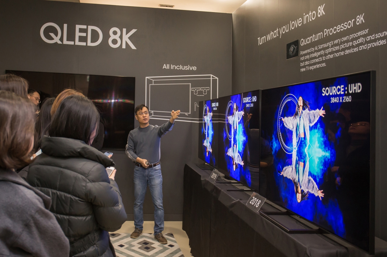삼성전자 연구원이 2019년형 QLED 8K의 화질을 시연하고 있다.(사진제공=삼성전자)