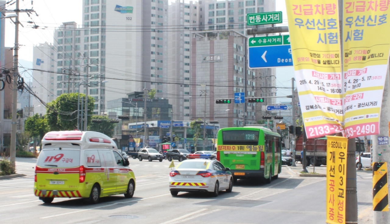 서울 강북구 번동 사거리에 강북소방서 구급차가 접근하자 교차로 신호등에 파란불이 들어온 모습.