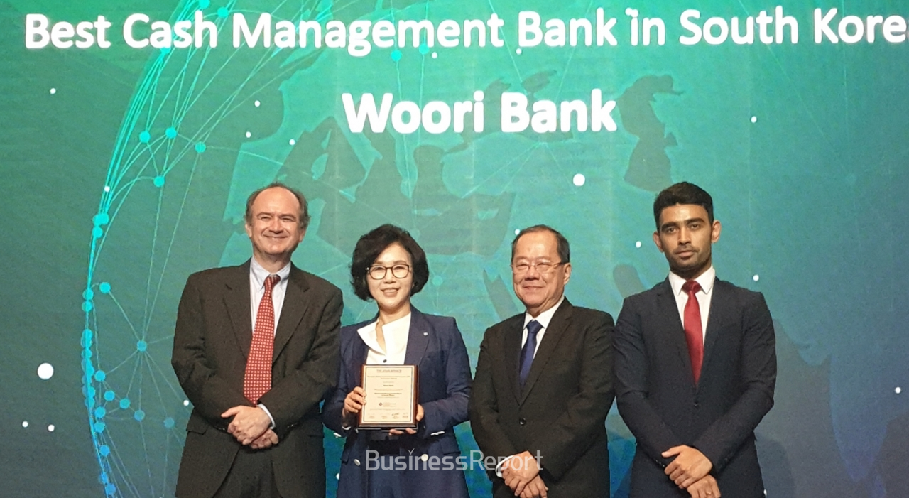 우리은행이 지난 30일 아시안뱅커 주최로 태국 방콕에서 열린 ‘The Asian Banker Transaction Awards’에서 ‘2019년 한국 최우수 자금관리 은행’으로 선정됐다. 정종숙 우리은행 부행장보가 관계자들과 기념 촬영을 하고 있다.(사진제공=우리은행)