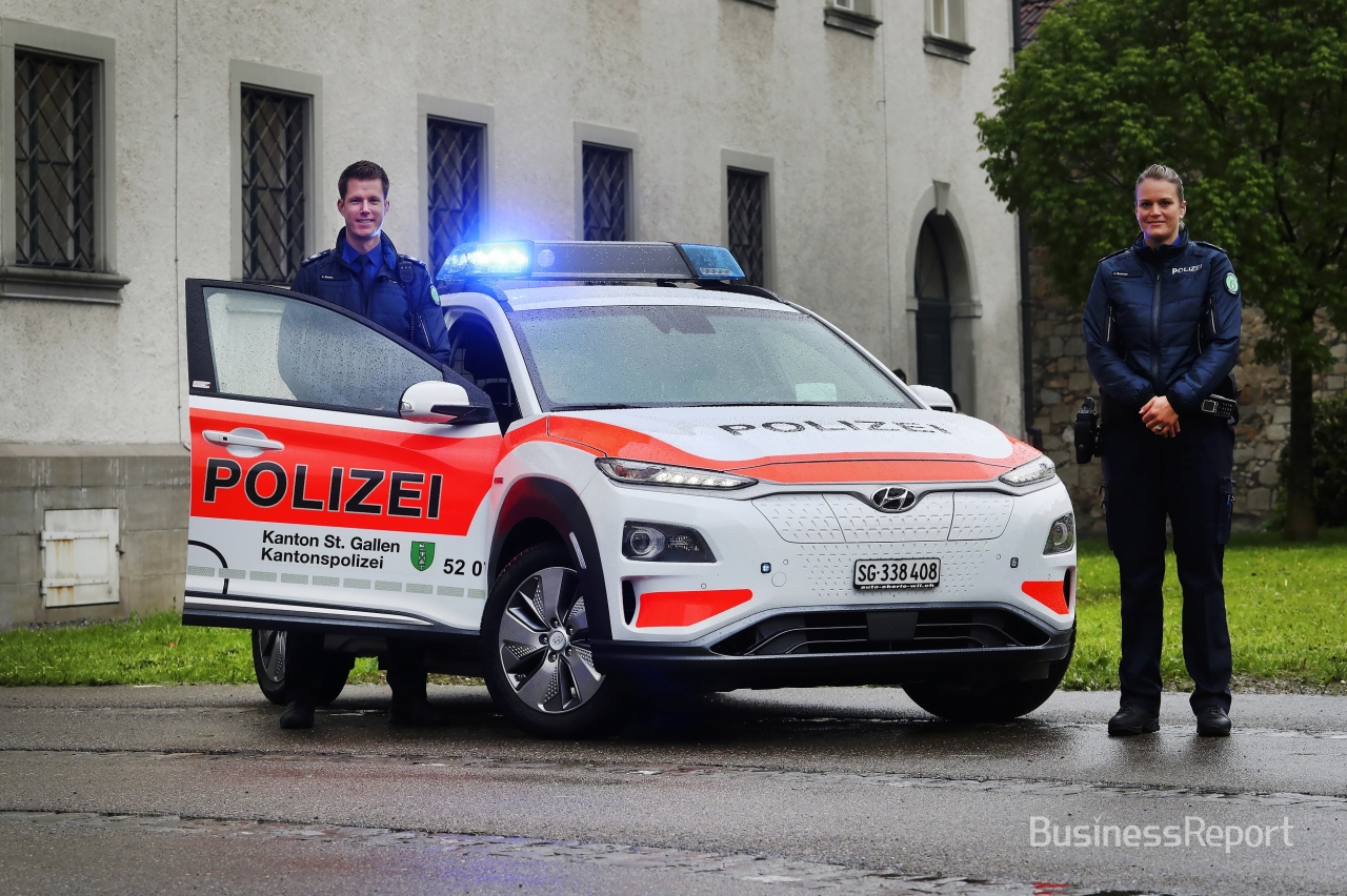 스위스생 갈렌(St. Gallen) 주 경찰청사 앞에 ‘코나 일렉트릭’ 경찰차가 주차돼 있는 모습.(사진제공=현대차)