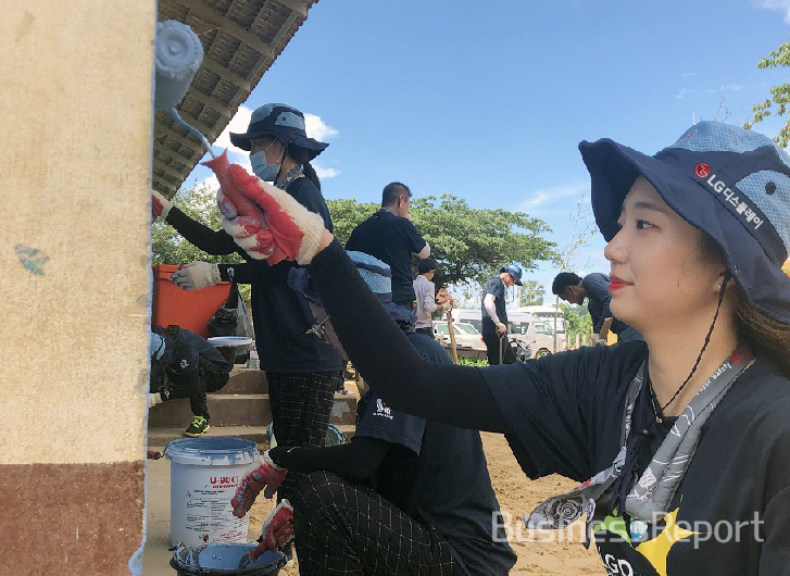 12일(현지시간) LG디스플레이 직원들이 캄보디아 씨엠립 지역의 프러닥 (Pradak) 초등학교에서 교육환경 개선을 위한 시설보수 봉사활동을 하고 있다.(사진제공=LG디스플레이)