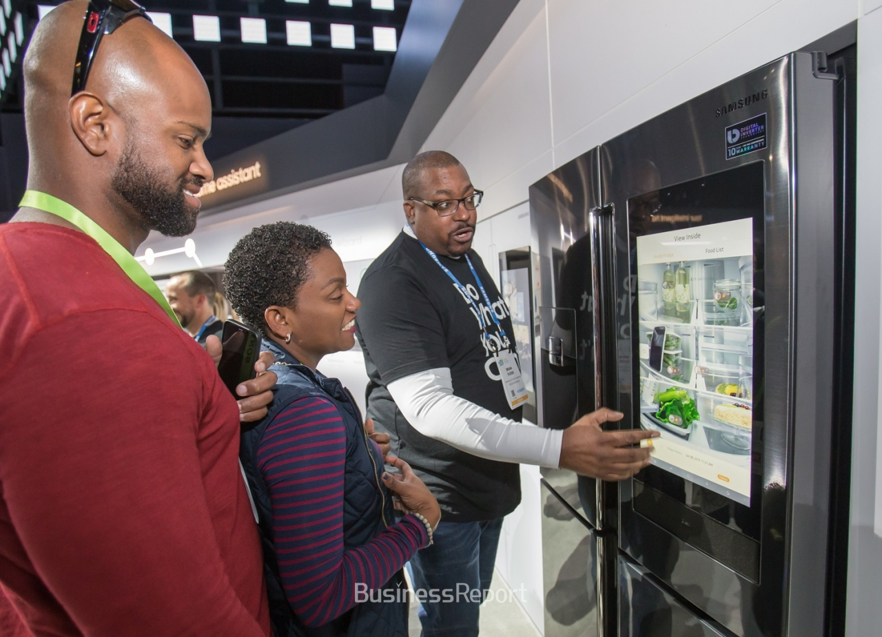 지난 1월 미국 라스베이거스에서 열린 세계최대 전자 전시회 CES2019에서 관람객들이 삼성전자 패밀리허브 냉장고를 살펴보고 있다.(사진제공=삼성전자)