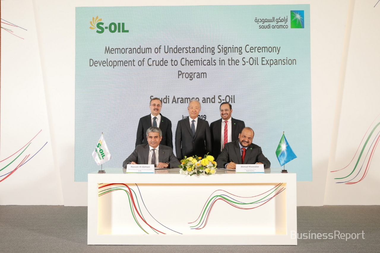 MOU 체결식 - S-OIL 후세인 알 카타니 대표이사 CEO는 사우디아람코와 신규 석유화학부문 투자를 위한 업무협약을 체결했다. 뒷줄 왼쪽부터 아민 H. 나세르(Amin H. Nasser) 사우디아람코 사장&CEO, 김철수 S-OIL 이사회 의장, 에이 엠 알-주다이미(Abdulaziz M. Al-Judaimi) S-OIL 이사, 아랫줄 왼쪽부터 후세인 알-카타니(Hussain A. Al-Qahtani) S-OIL CEO, 아하메드 코웨이터(Ahmad O. Al-Khowaiter) 사우디아람코 CTO.(사진제공=S-OIL)
