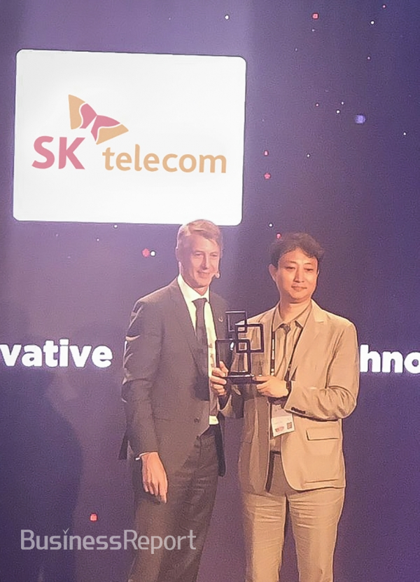 SK텔레콤은 자사의 혁신적인 로밍 서비스인 ‘baro’가 중국 상하이에서 열린 ‘MWC 19 Asia Mobile Awards’에서 ‘최고 모바일 기술 혁신상’을 받으며 서비스 우수성을 국제적으로 인정받았다고 28일 밝혔다. 시상식에는 조현덕 MNO서비스 Media Cell 리더가 참석했다.