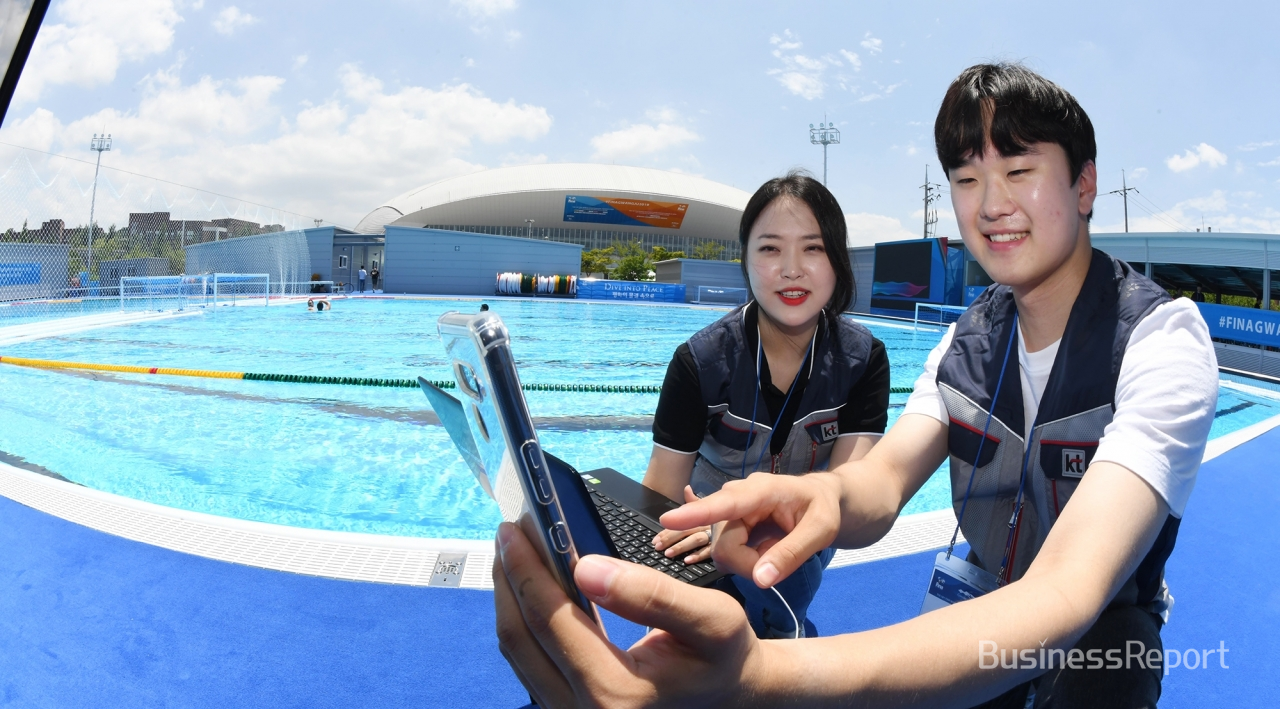 광주FINA세계수영선수권대회가 열리는 남부대학교 수영장에서 KT 직원들이 5G 네트워크를 점검하고 있다.(사진제공=KT)