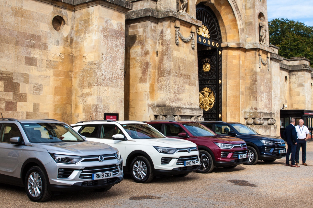 쌍용자동차는  지난달 20~22일(현지시간) 영국 옥스포드셔 우드스톡에 있는 블레넘궁(Blenheim Palace)에서 공식적인 코란도 디젤 모델의 판매 시작을 알리는 미디어 론칭 행사 및 시승행사를 개최했다. 쌍용자동차는 영국 론칭행사를 시작으로 벨기에,  스페인 등 유럽시장에서 본격적으로 코란도 현지 판매에 돌입하며 하반기 글로벌 판매 물량 확대에 박차를 가한다는 계획이다. 사진은 지난달 21일 영국 블레넘궁에서 열린 코란도 미디어 시승행사의 모습.
