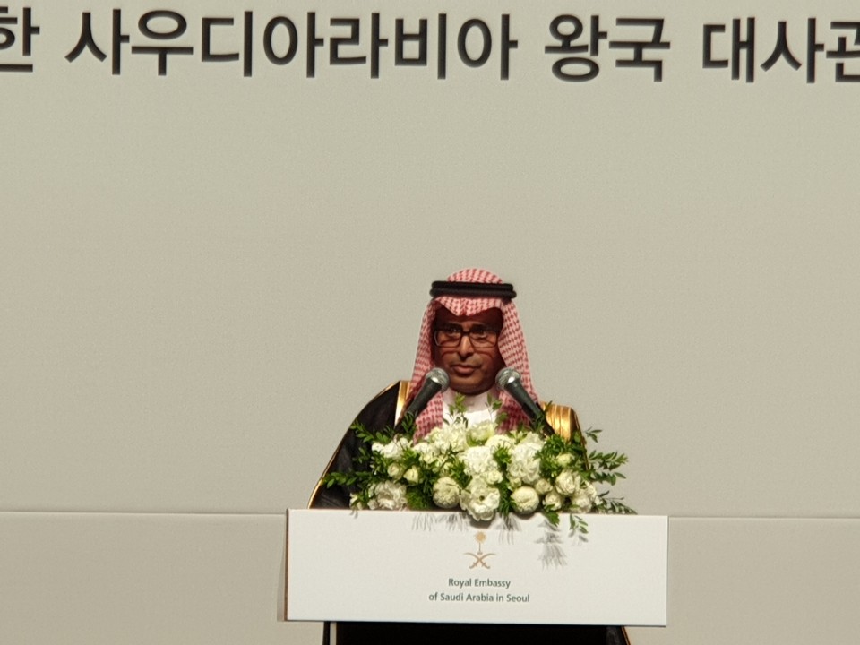 리야드 알무바라키 주한 사우디아라비아 대사가 18일 서울 중구 롯데호텔에서 열린 제89회 사우디아라비아 왕국 국경일 행사에서 인사말을 하고 있다./Saudi Arabia's ambassador to South Korea, Riyadh al-Murabaki, greets him at the 89th National Day event of the kingdom of Saudi Arabia at Lotte Hotel in central Seoul on Sept. 18.