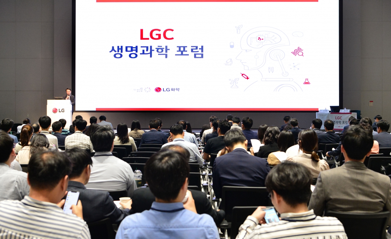 LG화학이 지난 19일 바이오 업계 관계자 400여명을 초대해 '제2회 LGC 생명과학 포럼'을 개최했다.