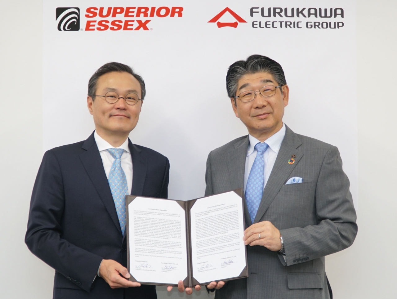 27일, 일본 도쿄에서 LS 계열 美 SPSX 브라이언 김 대표(왼쪽)와 후루카와 전기 고바야시 게이이치(Kobayashi Keiichi) 대표가 글로벌 권선 제조 합작사 설립을 합의했다.
