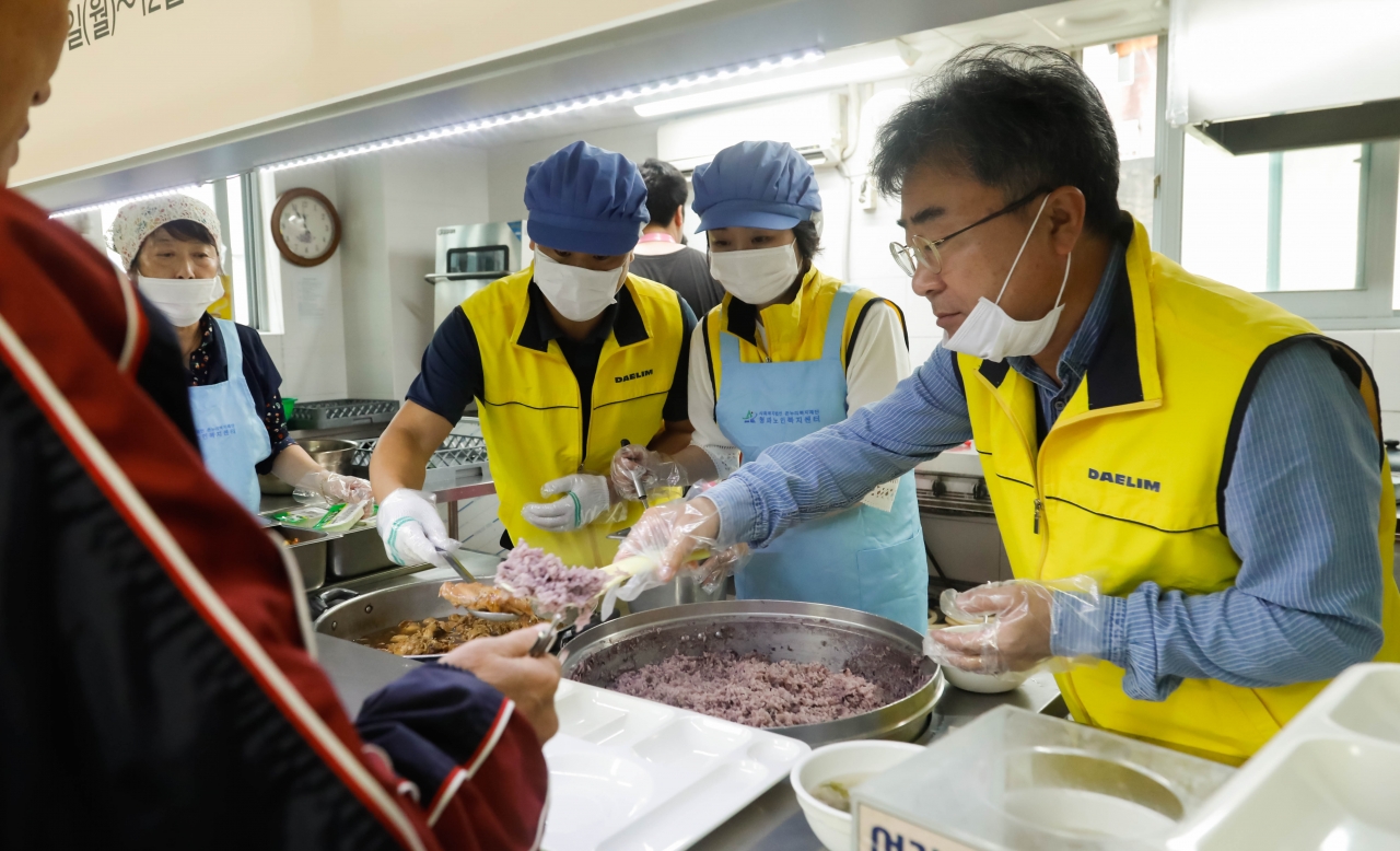 10월 7일 서울 용산구 청파노인복지센터를 찾은 대림산업 직원들이 점심 배식 봉사활동을 펼치고 있다.