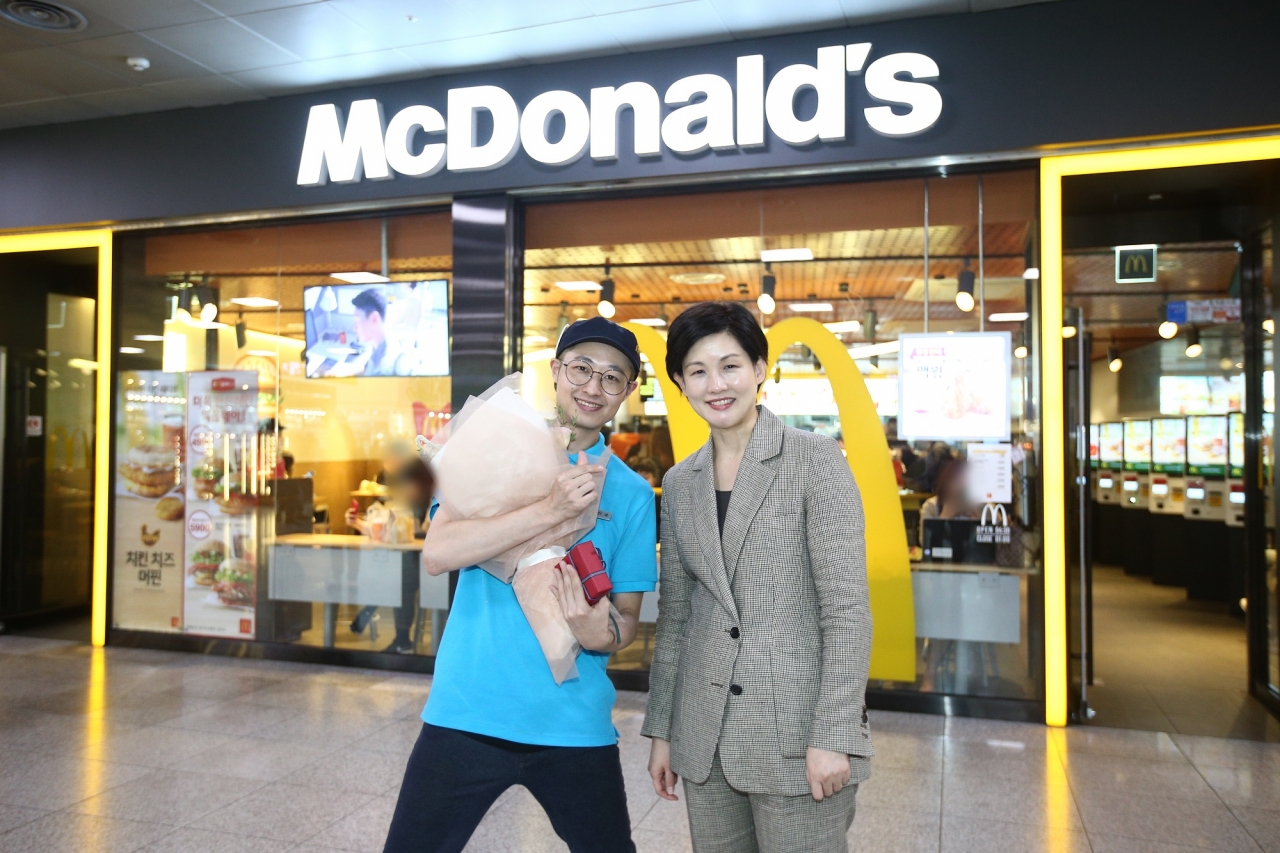 고객에게 최상의 경험을 선사한 서울역점 ‘서진우 크루’에게 한국 맥도날드 조주연 사장이 선물을 전달했다.