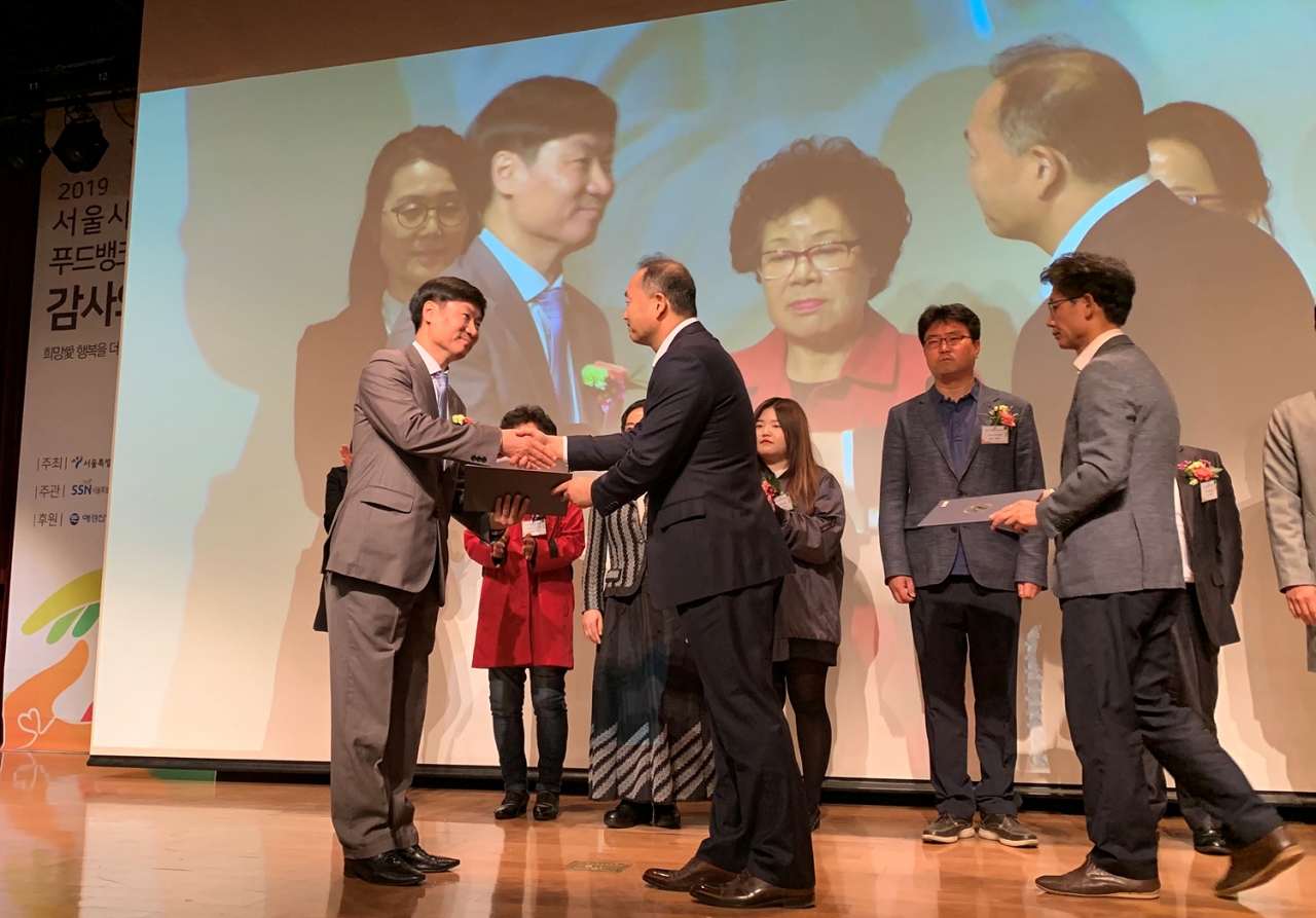 조성진 CJ CGV 전략지원담당(왼쪽)이 2019 서울시 푸드뱅크마켓 감사의 밤에서 김원이 서울시 정무부시장으로부터 서울특별시장상을 수상하고 있다.