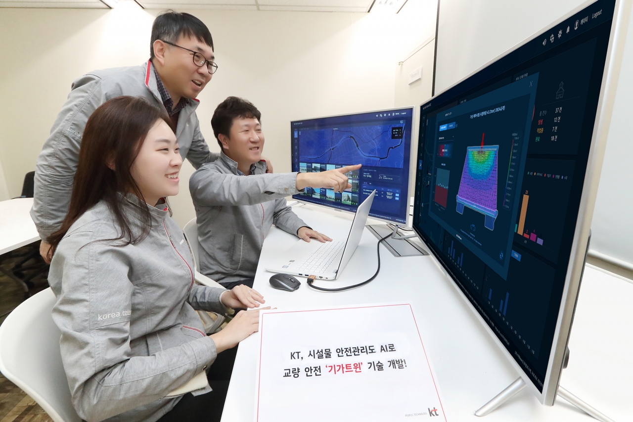 KT 연구원들이 서울시 서초구 우면동에 위치한 KT 융합기술원에서 기가트윈을 활용해 교량 디지털 내하력 측정 실험을 진행하고 있다