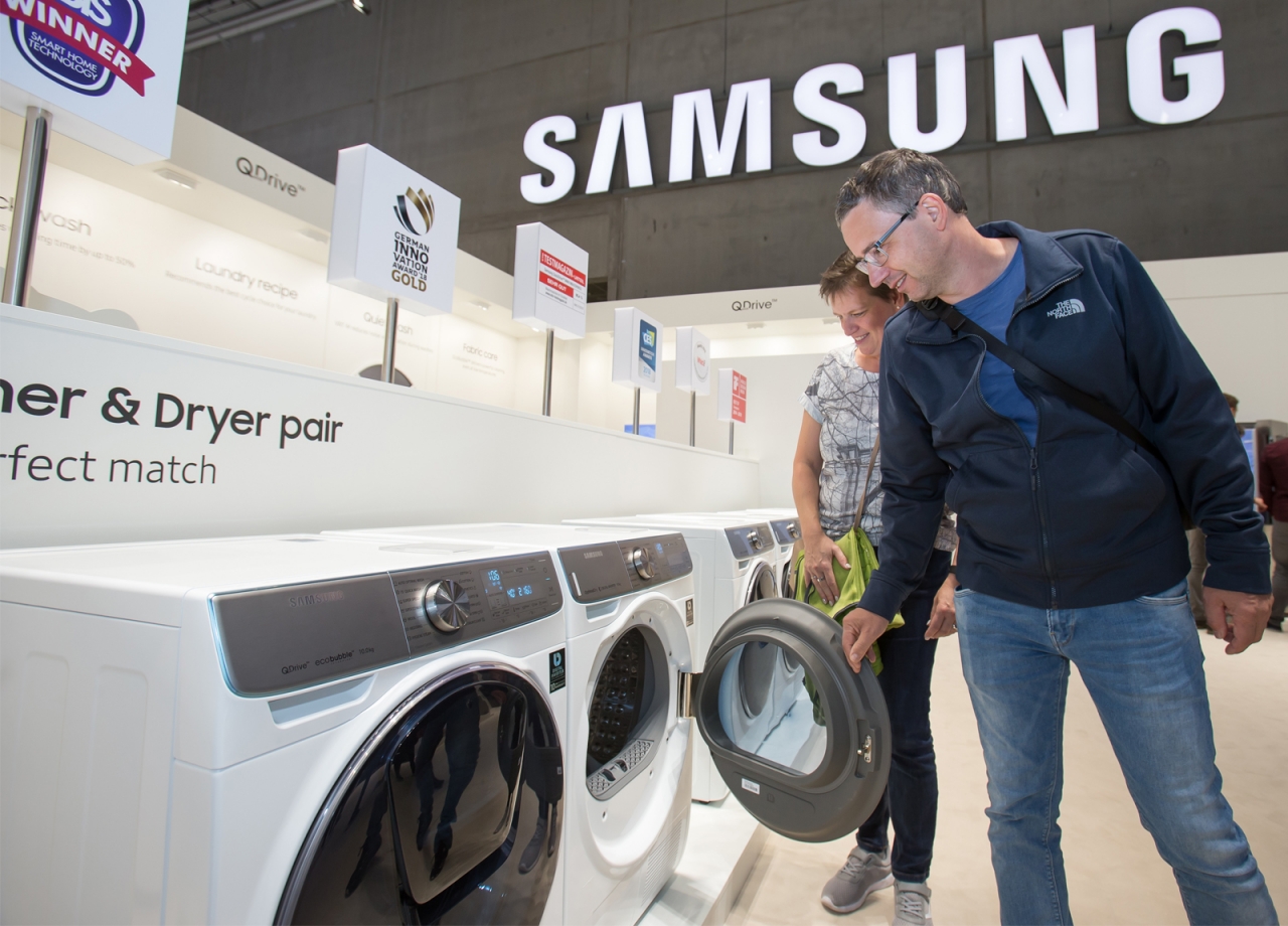 지난 9월 독일 베를린에서 열린 유럽 최대 가전 전시회 'IFA 2019'에서 삼성전자 전시장을 방문한 관람객들이 삼성 의류케어가전인 세탁기와 건조기를 감상하고있다.