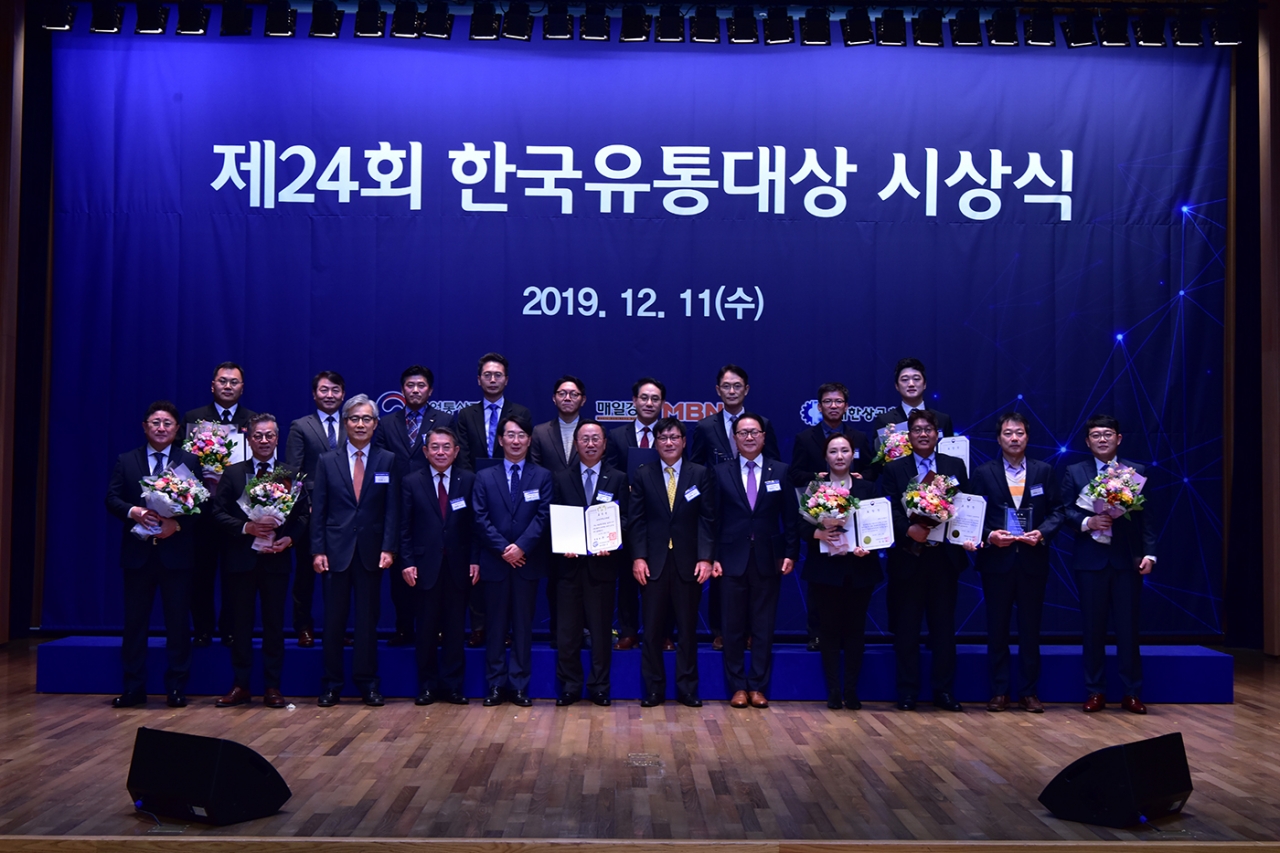 LF 트라이씨클 권성훈 대표(사진 아랫줄 오른쪽에서 3번째)가 제24회 한국유통대상 산업부 장관 표창 수상 후 수상자들과 기념사진을 촬영하고 있다.
