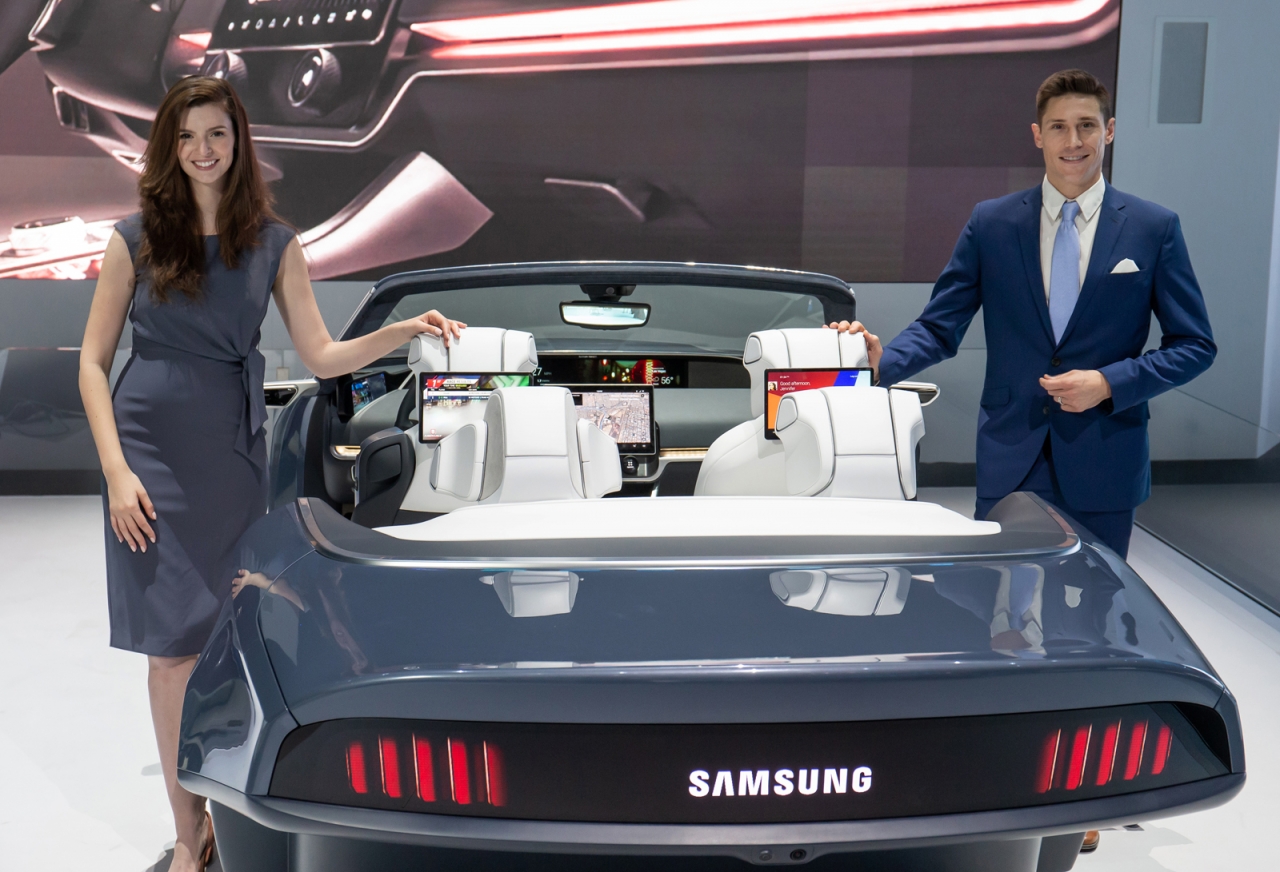 삼성전자 모델들이 개인에게 최적화된 환경과 인포테인먼트 시스템을 제공하는 차량용 ‘디지털 콕핏 2020’를 시연하고 있다.