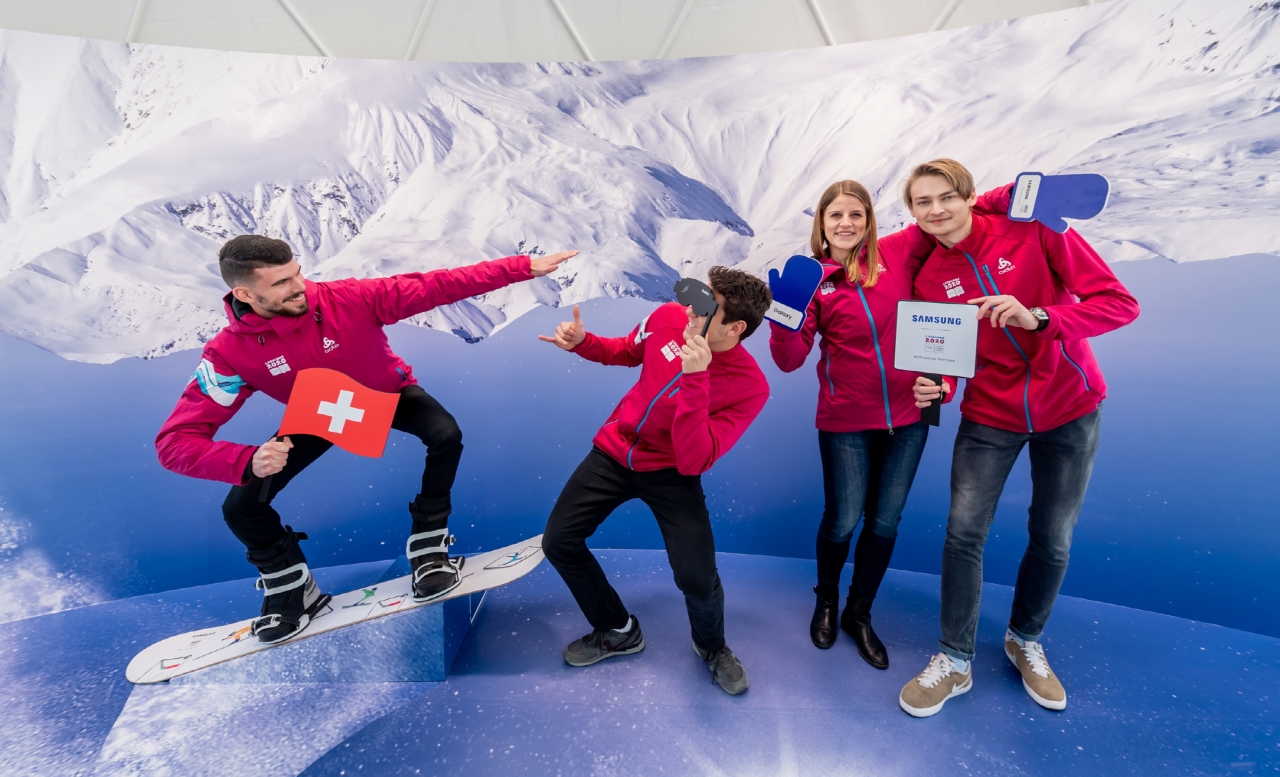 '2020 로잔 동계 유스 올림픽' 기간 동안 삼성전자가 스위스 로잔에서 운영하는 '삼성 올림픽 체험관'에서 방문객들의 최신 모바일 기술을 체험 모습.